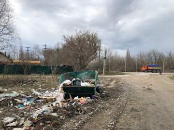 Вот такая замусоренная территория в Ельце при повороте на Ключ Жизни!