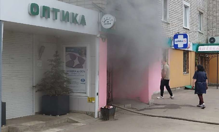 В Ельце сегодня случился пожар! Горел магазин в Лучке