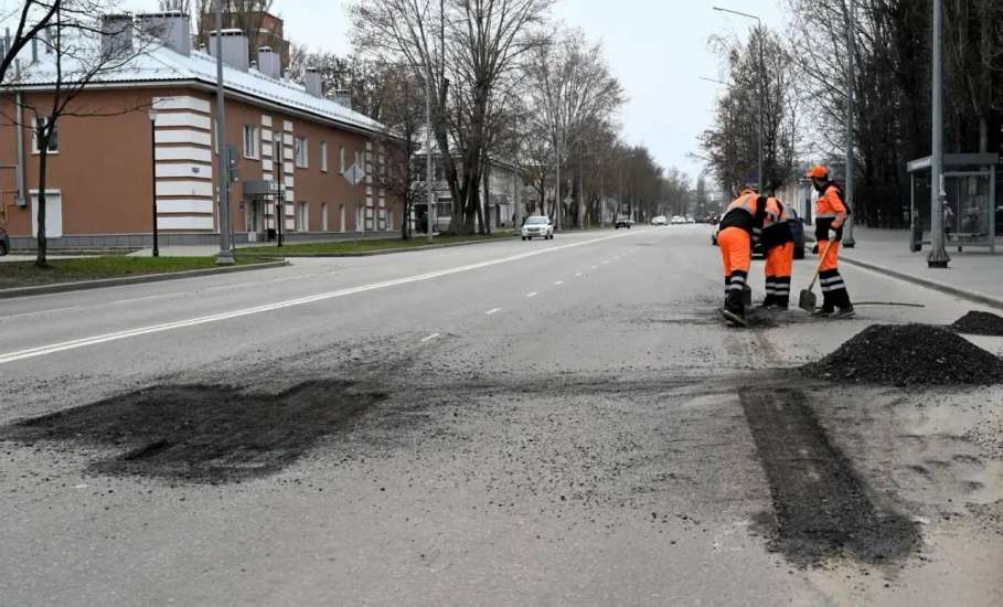 В Ельце начался ямочный ремонт горячим асфальтом