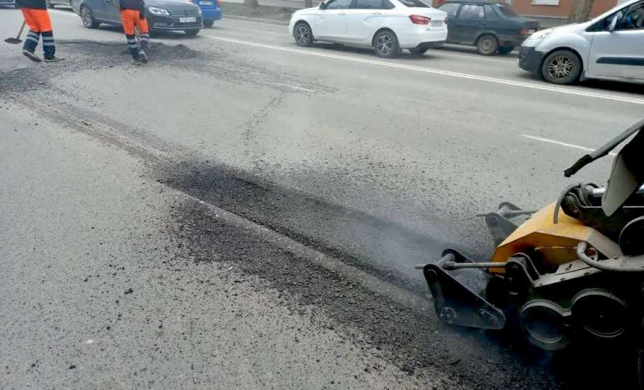 В Ельце начался ямочный ремонт горячим асфальтом