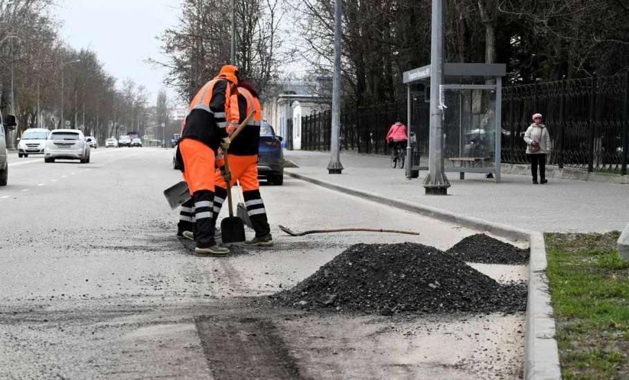 В Ельце начался ямочный ремонт горячим асфальтом