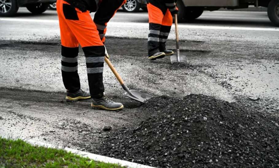 В Ельце начался ямочный ремонт горячим асфальтом