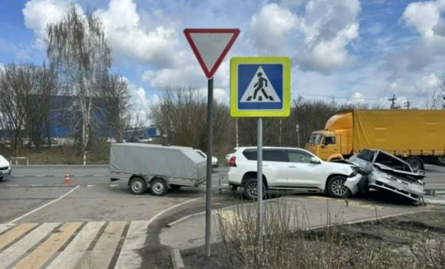 18 апреля в Ельце на трассе Орел &ndash; Тамбов столкнулись &laquo;Лада&raquo; и &laquo;Тойота&raquo;