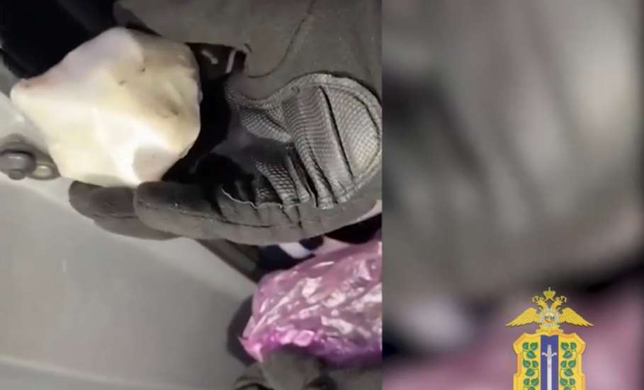 У уроженцев ближнего зарубежья в автомобиле на трассе в Становлянском районе нашли наркотики!