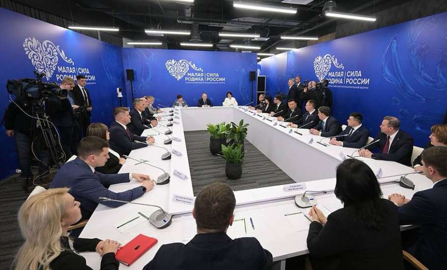 Мэр Ельца Вячеслав Жабин принимает участие во встрече Президента России Владимира Путина с представителями муниципального сообщества