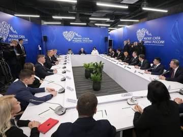 Мэр Ельца Вячеслав Жабин принимает участие во встрече Президента России Владимира Путина с представителями муниципального сообщества