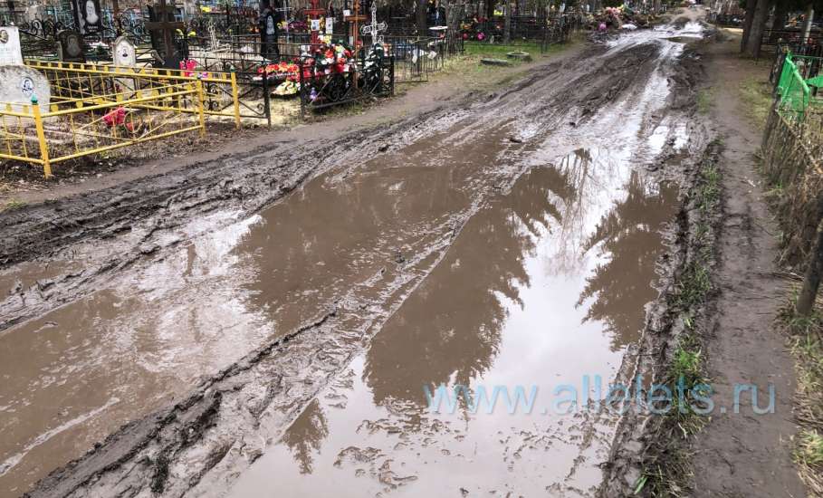 На городском кладбище кучи мусора и грязь на проездах!