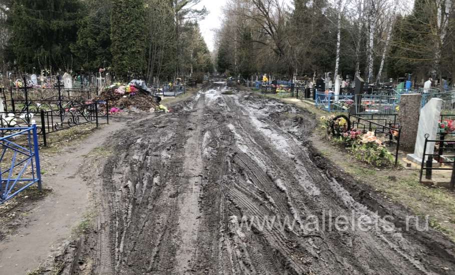На городском кладбище кучи мусора и грязь на проездах!