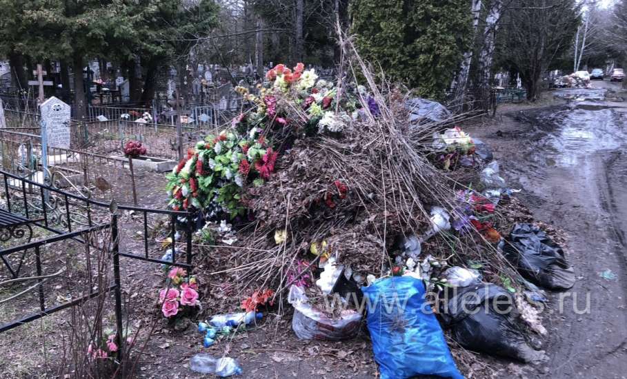 На городском кладбище кучи мусора и грязь на проездах!