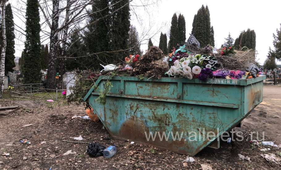 На городском кладбище кучи мусора и грязь на проездах!