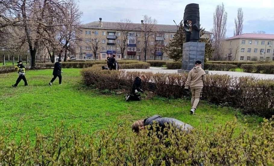 Жители Ельца активно включаются в весенние субботники!