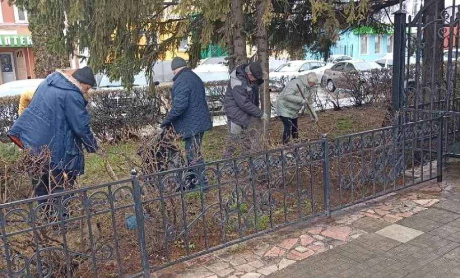 Жители Ельца активно включаются в весенние субботники!
