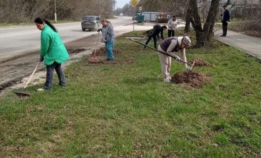 Жители Ельца активно включаются в весенние субботники!