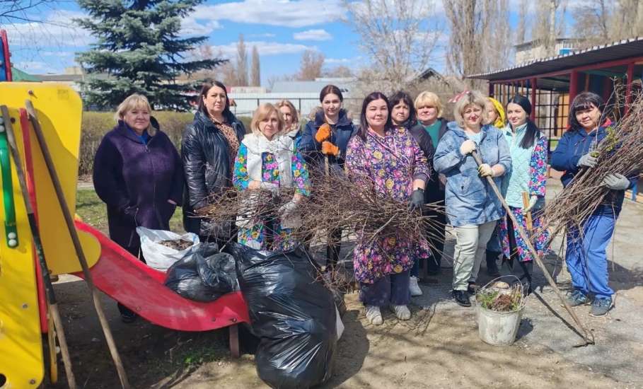 Жители Ельца активно включаются в весенние субботники!