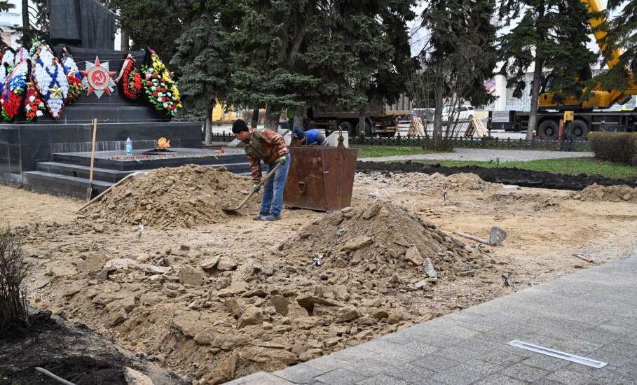 Благоустраиваем территорию у Вечного огня. Готовимся к 81-й годовщине Победы в Великой Отечественной войне.