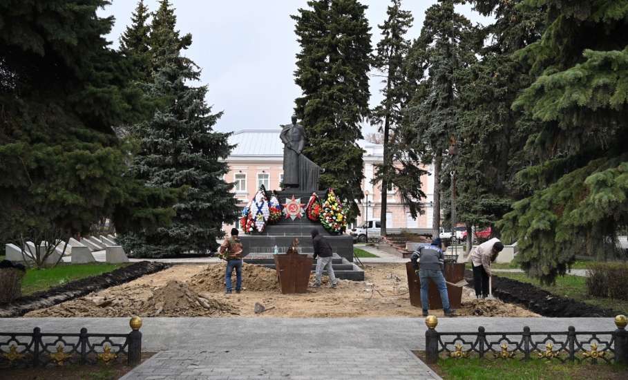 Благоустраиваем территорию у Вечного огня. Готовимся к 81-й годовщине Победы в Великой Отечественной войне.