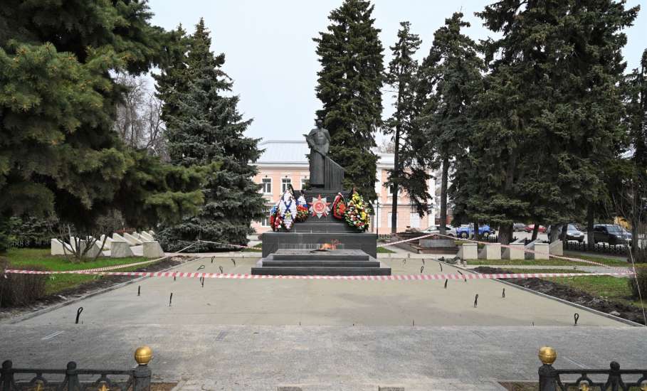 Благоустраиваем территорию у Вечного огня. Готовимся к 81-й годовщине Победы в Великой Отечественной войне.