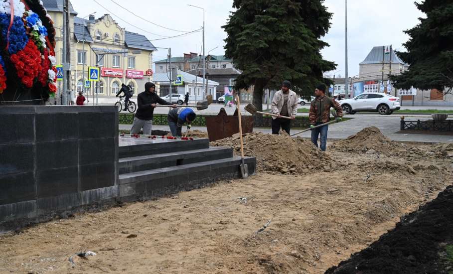 Благоустраиваем территорию у Вечного огня. Готовимся к 81-й годовщине Победы в Великой Отечественной войне.