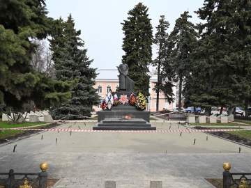 Благоустраиваем территорию у Вечного огня. Готовимся к 81-й годовщине Победы в Великой Отечественной войне.