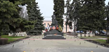 Благоустраиваем территорию у Вечного огня. Готовимся к 81-й годовщине Победы в Великой Отечественной войне.