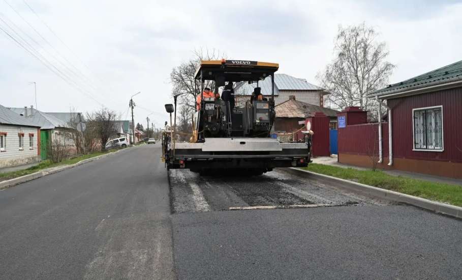 Приступили к активной фазе дорожных работ &ndash; укладке асфальта на улице Новолипецкой