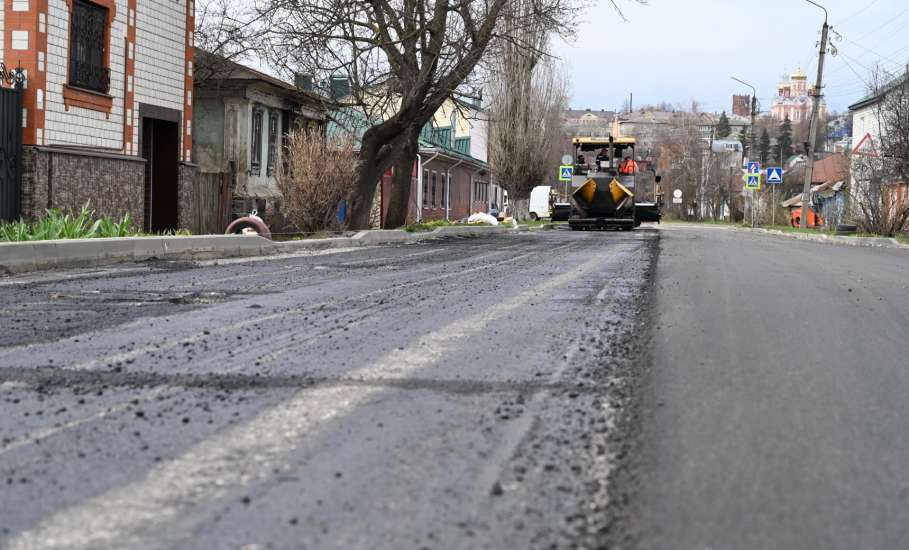 Приступили к активной фазе дорожных работ &ndash; укладке асфальта на улице Новолипецкой
