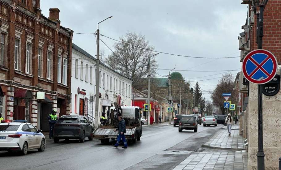 В Ельце продолжается контроль за соблюдением правил парковки. Эвакуируют автомобили!