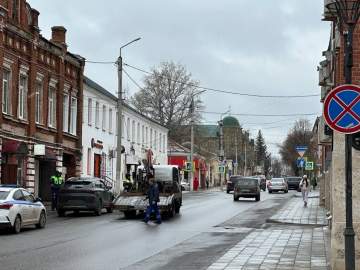 В Ельце продолжается контроль за соблюдением правил парковки. Эвакуируют автомобили!
