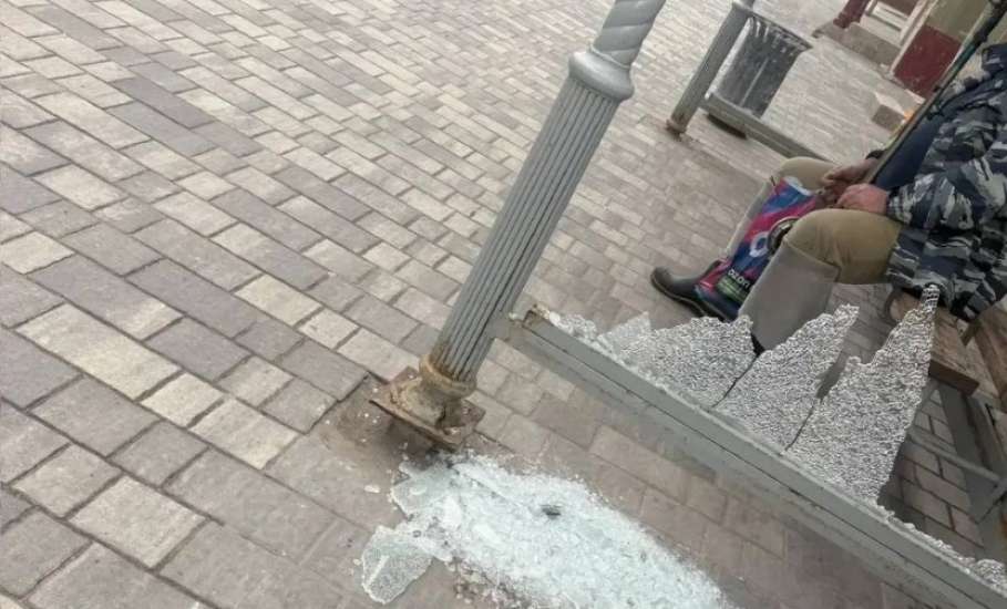 В Ельце подростки разбили остекление автобусной остановки на Коммунаров!