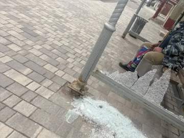 В Ельце подростки разбили остекление автобусной остановки на Коммунаров!