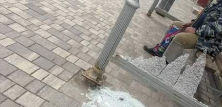 В Ельце подростки разбили остекление автобусной остановки на Коммунаров!