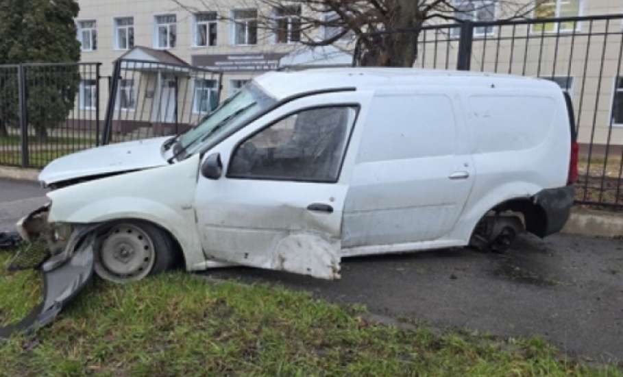 В Ельце в ДТП пострадал водитель врезавшегося в дерево &laquo;Ларгуса&raquo;