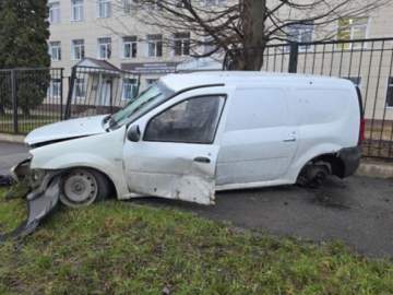 В Ельце в ДТП пострадал водитель врезавшегося в дерево &laquo;Ларгуса&raquo;