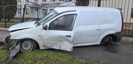 В Ельце в ДТП пострадал водитель врезавшегося в дерево &laquo;Ларгуса&raquo;