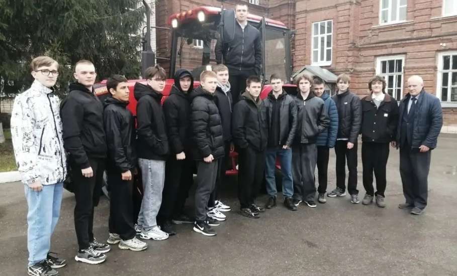 Школьники Елецкого района завершили обучение на тракториста
