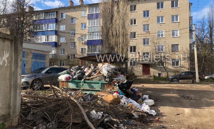 Мусорные завалы продолжают лежать по улице Свердлова в Ельце!