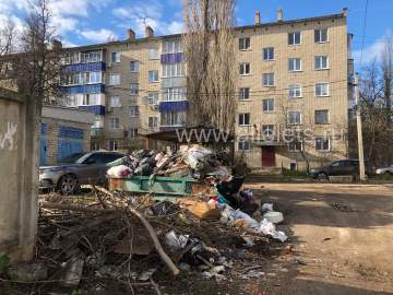 Мусорные завалы продолжают лежать по улице Свердлова в Ельце!