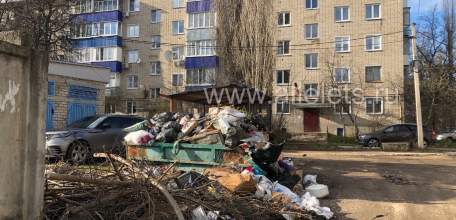 Мусорные завалы продолжают лежать по улице Свердлова в Ельце!