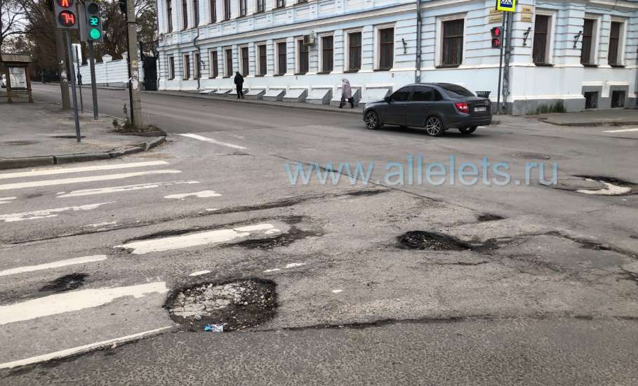 Пересечение улиц Ленина/Льва Толстого. Дорога в ямах, хотя не бомбили!