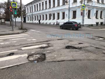 Пересечение улиц Ленина/Льва Толстого. Дорога в ямах, хотя не бомбили!