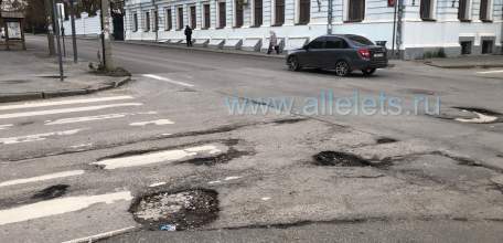 Пересечение улиц Ленина/Льва Толстого. Дорога в ямах, хотя не бомбили!
