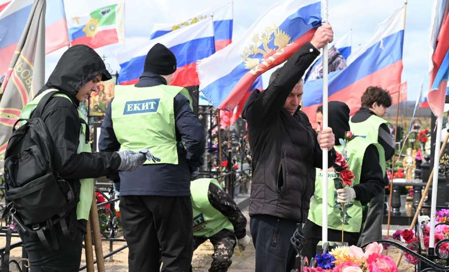 Субботник на Аллее Славы