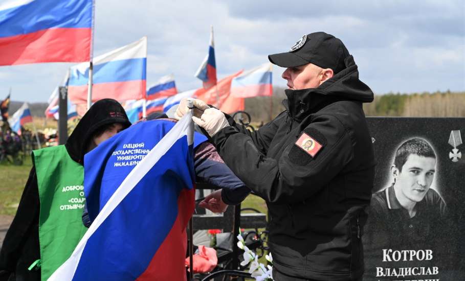 Субботник на Аллее Славы