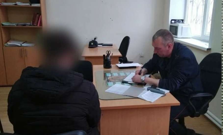Ельчанин, разбивший остекление остановочного павильона, задержан сотрудниками полиции