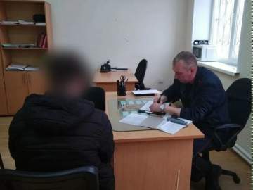 Ельчанин, разбивший остекление остановочного павильона, задержан сотрудниками полиции