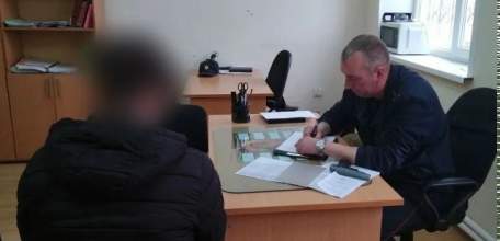 Ельчанин, разбивший остекление остановочного павильона, задержан сотрудниками полиции
