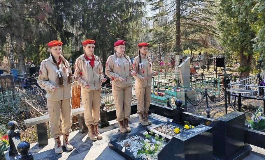 В преддверии великого праздника &mdash; Дня Победы &mdash; юнармейцы лицея № 5 города Ельца отдали дань уважения герою Великой Отечественной войны Борису Сидельникову