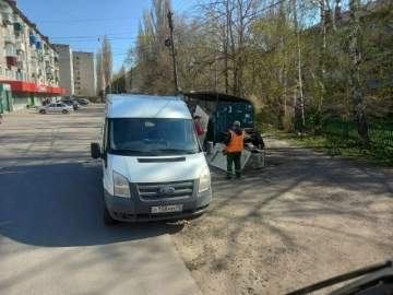 Сотрудники компании "ТЭКО-Сервис", прибывшие на контейнерную площадку, столкнулись с нарушителем правил благоустройства города