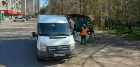 Сотрудники компании "ТЭКО-Сервис", прибывшие на контейнерную площадку, столкнулись с нарушителем правил благоустройства города