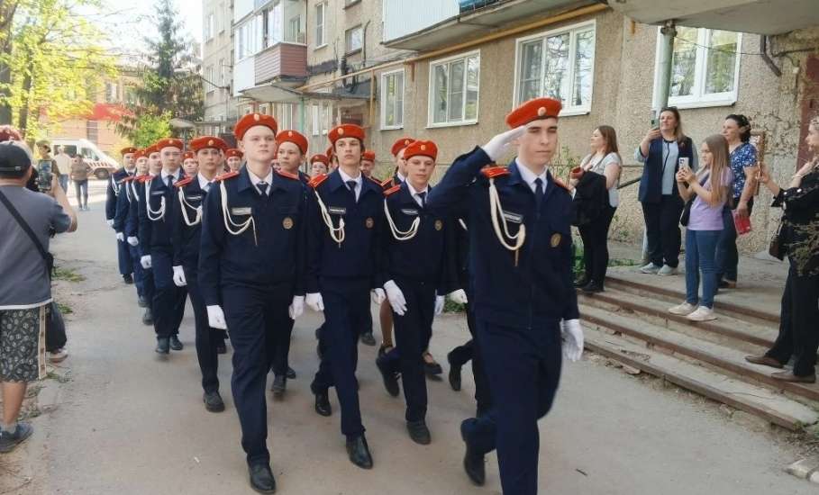 &laquo;Парад у дома ветерана&raquo; сегодня прошёл в Ельце